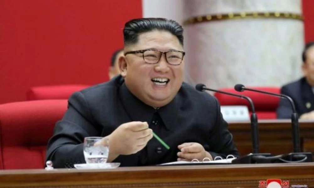 Ο Κιμ Γιονγκ Ουν “γυρνάει την πλάτη” στον Μπάιντεν